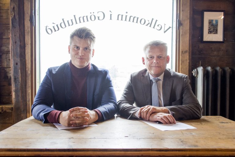 Jóhann Páll Jóhannsson og Hjalti Þór Vignisson undirrita viljayfirlýsinguna.