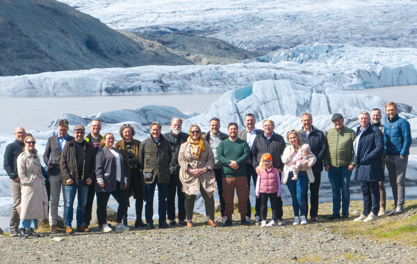 Fulltruar-Blaa-Lonsins-sveitarfelagsins-og-landeigenda-thegar-gengid-var-fra-kaupum-Blaa-Lonsins-a-Jordinni-Hoffell
